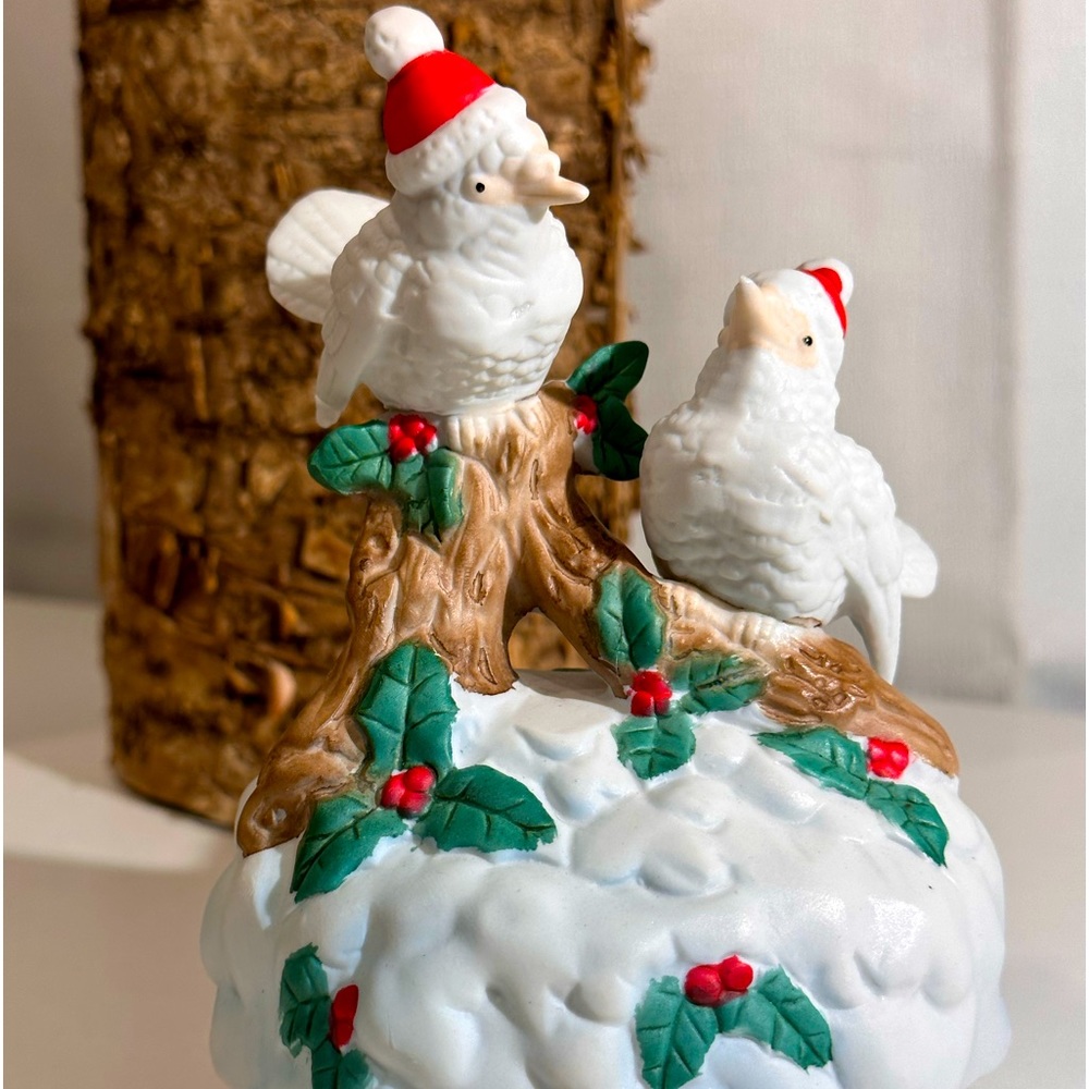 Vintage Snowbirds Musical -Christmas Around The World- Spinning Music Box